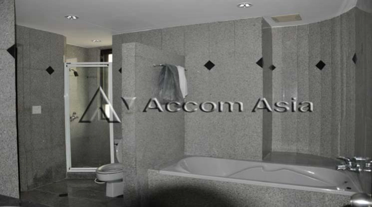 8  4 br Apartment For Rent in Sukhumvit ,Bangkok BTS Ekkamai at High-Rise Living with a Large Balcony Apartment in Ekkamai AA10707