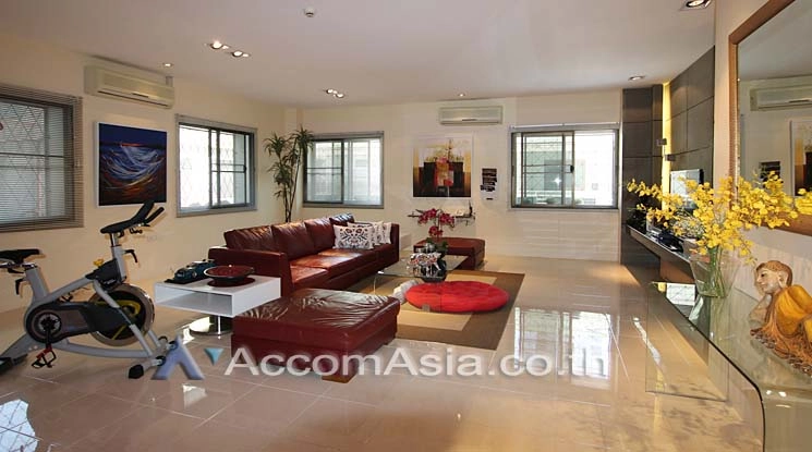 unit 3 Bedrooms  Condominium For Rent in Silom, Bangkok  near BTS Chong Nonsi (AA10746)