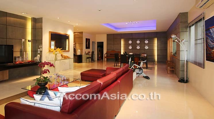 unit 3 Bedrooms  Condominium For Rent in Silom, Bangkok  near BTS Chong Nonsi (AA10746)