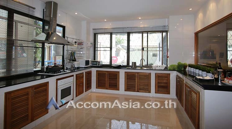 unit 3 Bedrooms  Condominium For Rent in Silom, Bangkok  near BTS Chong Nonsi (AA10746)