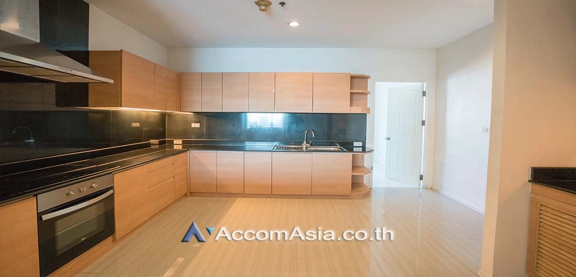 6  4 br Apartment For Rent in Sukhumvit ,Bangkok BTS Ekkamai at High-Rise Living with a Large Balcony Apartment in Ekkamai AA10750