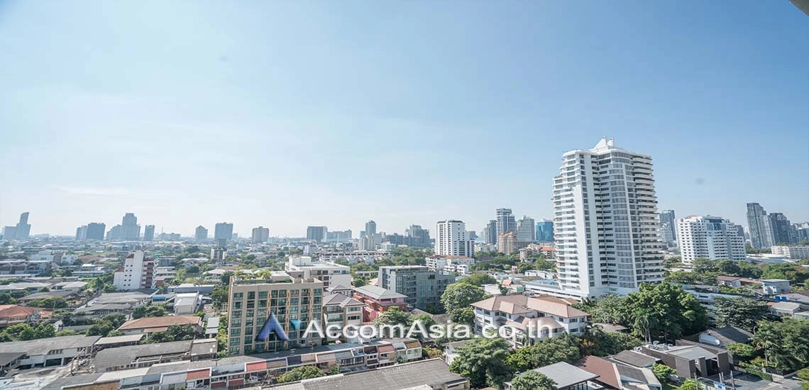 14  4 br Apartment For Rent in Sukhumvit ,Bangkok BTS Ekkamai at High-Rise Living with a Large Balcony Apartment in Ekkamai AA10750