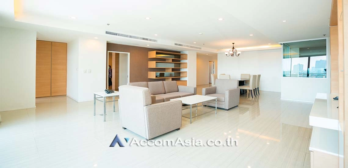 unit 4 Bedrooms  Apartment For Rent in Sukhumvit, Bangkok  near BTS Ekkamai (AA10750)