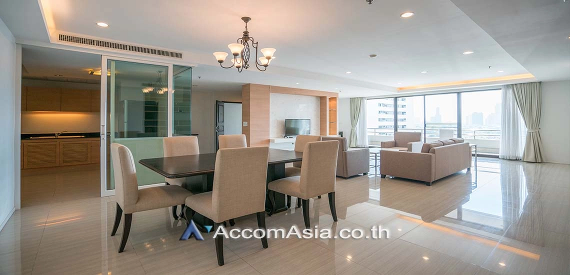 unit 4 Bedrooms  Apartment For Rent in Sukhumvit, Bangkok  near BTS Ekkamai (AA10750)