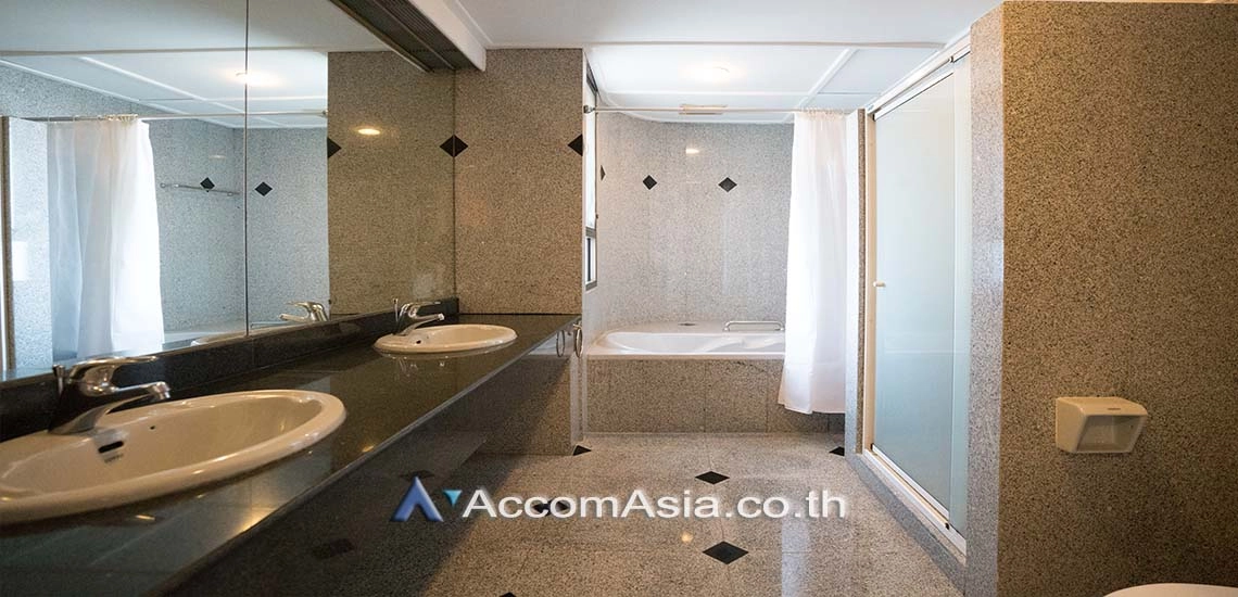 12  4 br Apartment For Rent in Sukhumvit ,Bangkok BTS Ekkamai at High-Rise Living with a Large Balcony Apartment in Ekkamai AA10750