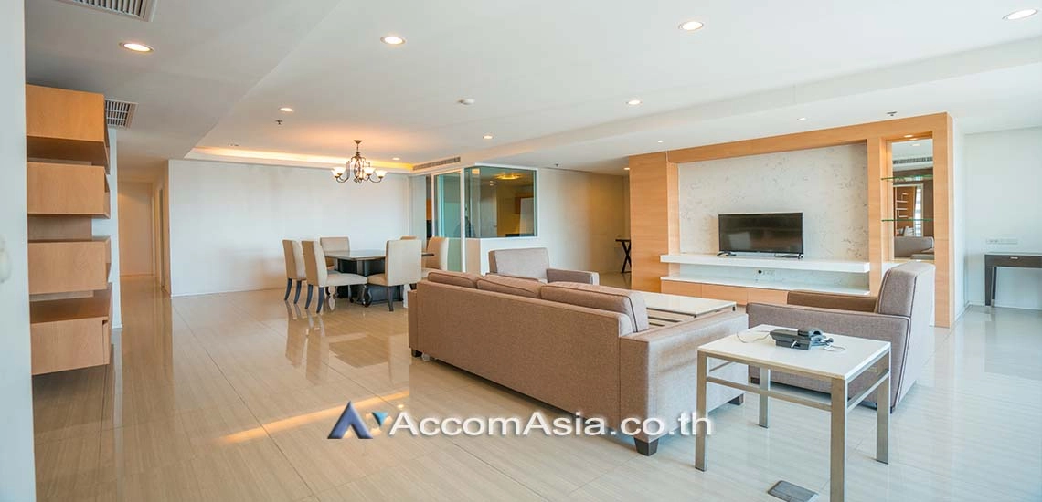 unit 4 Bedrooms  Apartment For Rent in Sukhumvit, Bangkok  near BTS Ekkamai (AA10750)