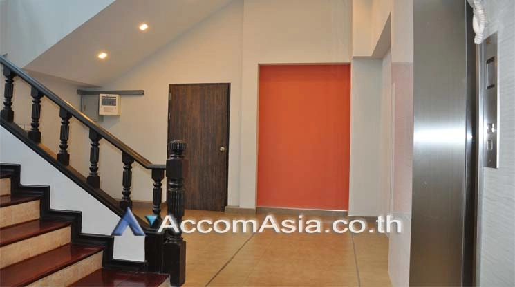 10  Apartment For Rent in Sukhumvit ,Bangkok BTS Thong Lo at Low rise Building AA10928