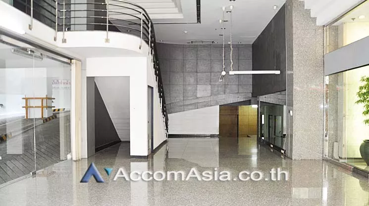  1  Retail / Showroom For Rent in Silom ,Bangkok BTS Chong Nonsi at Voravit Building AA10949
