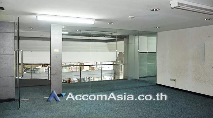 4  Retail / Showroom For Rent in Silom ,Bangkok BTS Chong Nonsi at Voravit Building AA10949