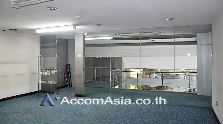5  Retail / Showroom For Rent in Silom ,Bangkok BTS Chong Nonsi at Voravit Building AA10949