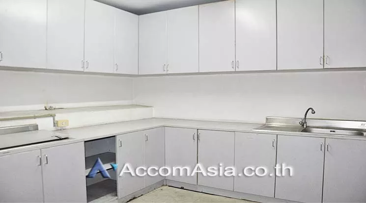 9  Retail / Showroom For Rent in Silom ,Bangkok BTS Chong Nonsi at Voravit Building AA10949