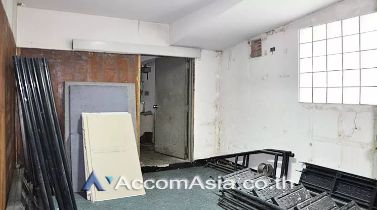 10  Retail / Showroom For Rent in Silom ,Bangkok BTS Chong Nonsi at Voravit Building AA10949