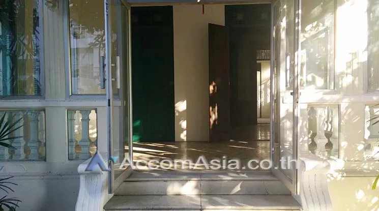 9  6 br House For Rent in Dusit ,Bangkok BTS Ari at Set in Peaceful location AA11001