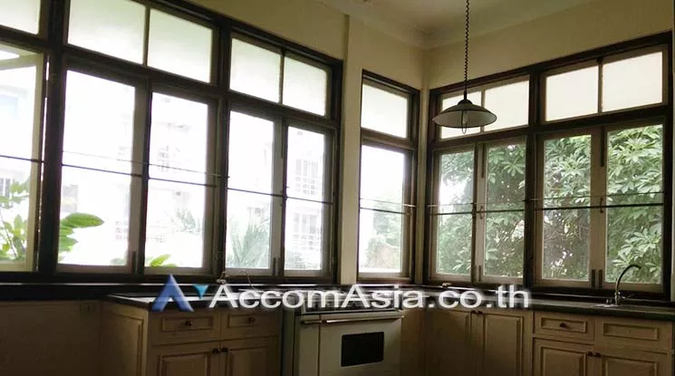 5  3 br House For Rent in Dusit ,Bangkok BTS Ari at Set in Peaceful location AA11002