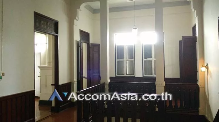 7  3 br House For Rent in Dusit ,Bangkok BTS Ari at Set in Peaceful location AA11002