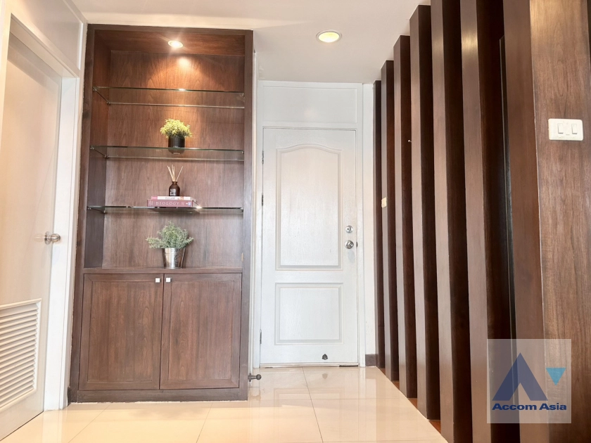 4  1 br Condominium For Rent in Ploenchit ,Bangkok BTS Ratchadamri at The Royal Place 2 AA11008