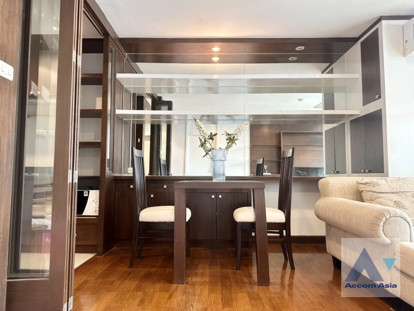 unit 1 Bedroom  Condominium For Rent in Ploenchit, Bangkok  near BTS Ratchadamri (AA11008)