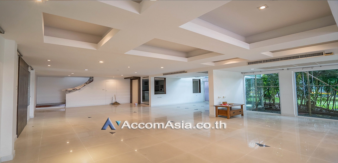 unit 4 Bedrooms  House For Rent in Sukhumvit, Bangkok  near BTS Ekkamai (5000801)