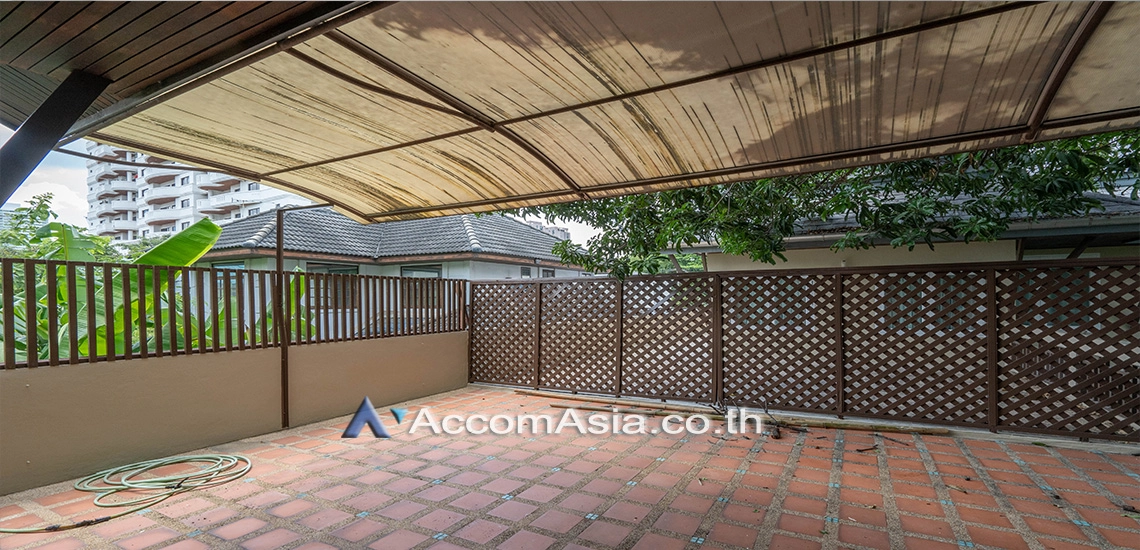 unit 4 Bedrooms  House For Rent in Sukhumvit, Bangkok  near BTS Ekkamai (5000801)