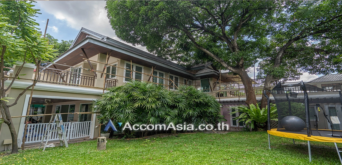  4 Bedrooms  House For Rent in Sukhumvit, Bangkok  near BTS Ekkamai (5000801)