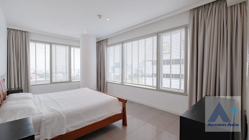  3 Bedrooms  Condominium For Rent in Ploenchit, Bangkok  near BTS Ratchadamri (AA11051)