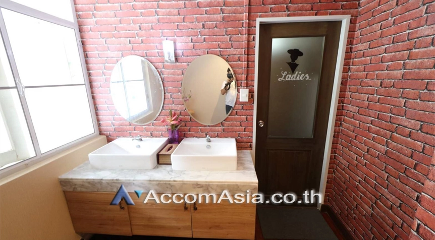 6  2 br House for rent and sale in Sukhumvit ,Bangkok BTS Phra khanong AA11069