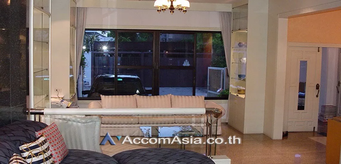  4 Bedrooms  Townhouse For Rent in Sukhumvit, Bangkok  near BTS Phrom Phong (110192)