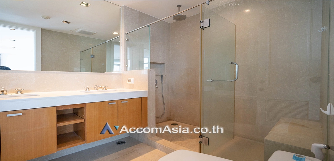 unit 3 Bedrooms  Condominium For Rent in Ploenchit, Bangkok  near BTS Ploenchit (AA11139)