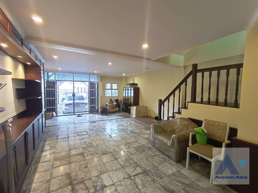 unitHome Office | Simple townhouse for rent in Sukhumvit (AA11183)