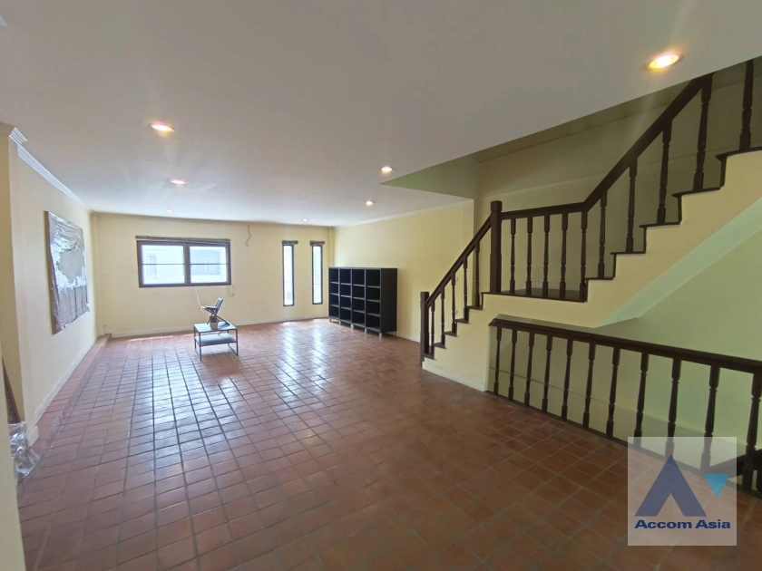 unitHome Office | Simple townhouse for rent in Sukhumvit (AA11183)