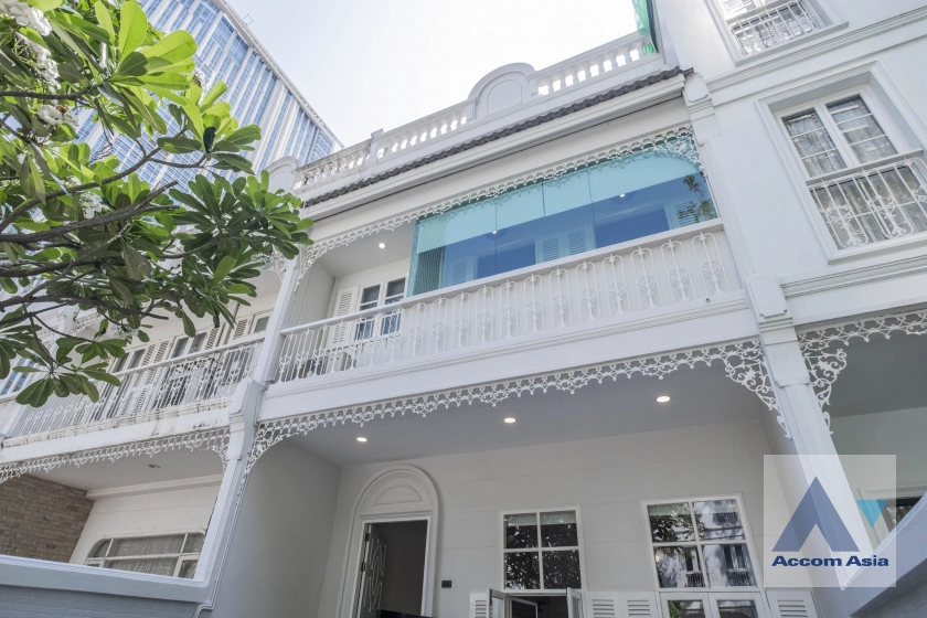 Home Office |  4 Bedrooms  Townhouse For Rent in Ploenchit, Bangkok  near BTS Ploenchit (AA11245)