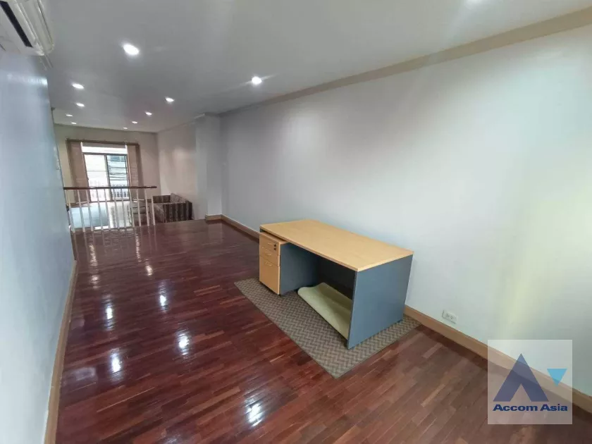 38  3 br Townhouse For Rent in Silom ,Bangkok BTS Chong Nonsi AA11246