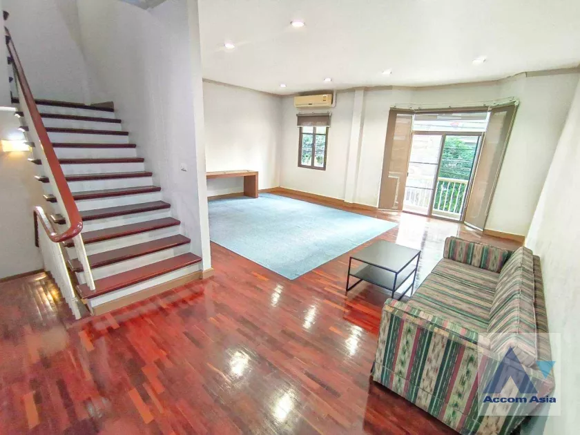 19  3 br Townhouse For Rent in Silom ,Bangkok BTS Chong Nonsi AA11246