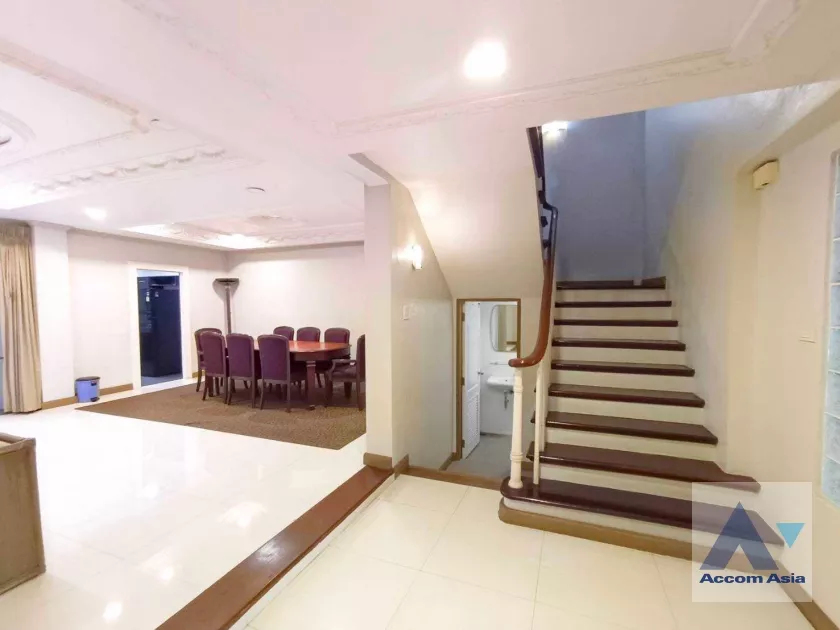 11  3 br Townhouse For Rent in Silom ,Bangkok BTS Chong Nonsi AA11246