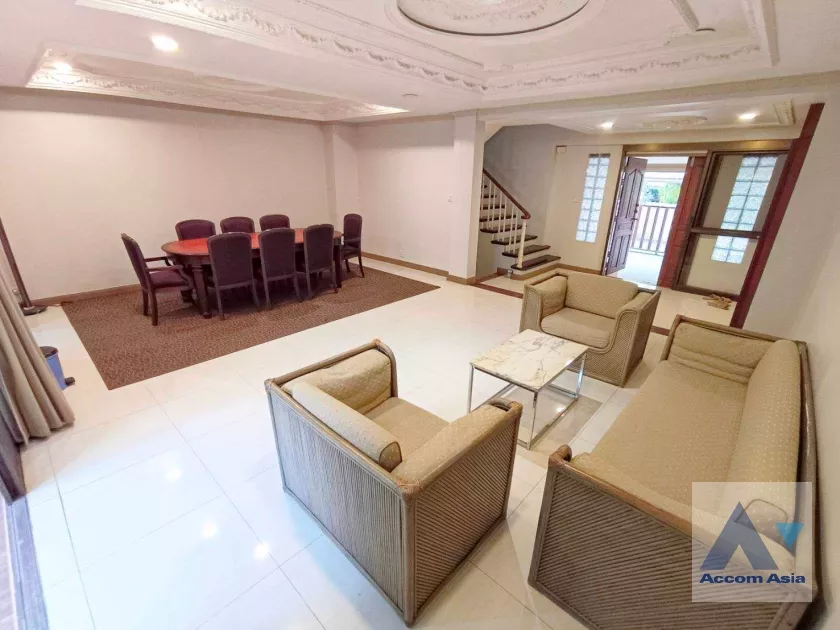  1  3 br Townhouse For Rent in Silom ,Bangkok BTS Chong Nonsi AA11246