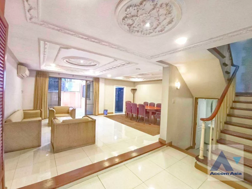  2  3 br Townhouse For Rent in Silom ,Bangkok BTS Chong Nonsi AA11246