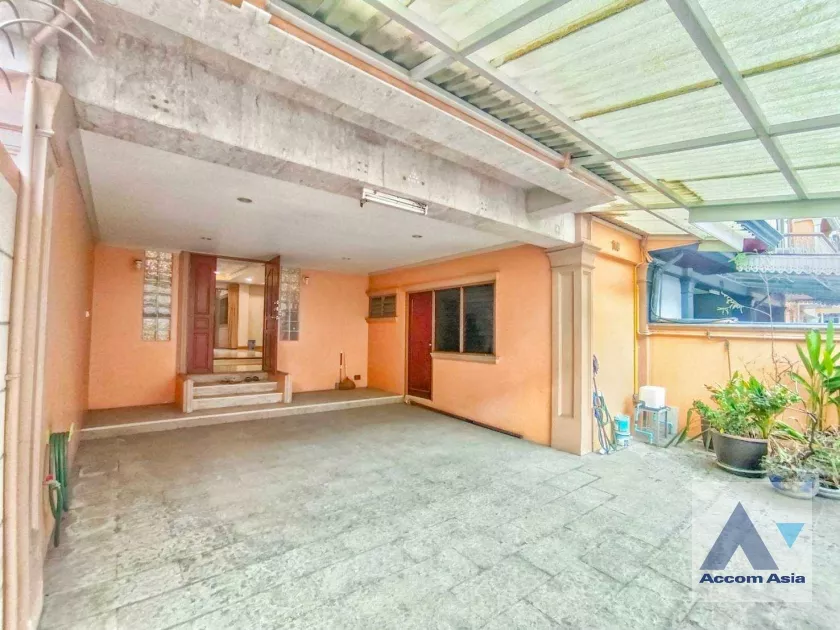 43  3 br Townhouse For Rent in Silom ,Bangkok BTS Chong Nonsi AA11246