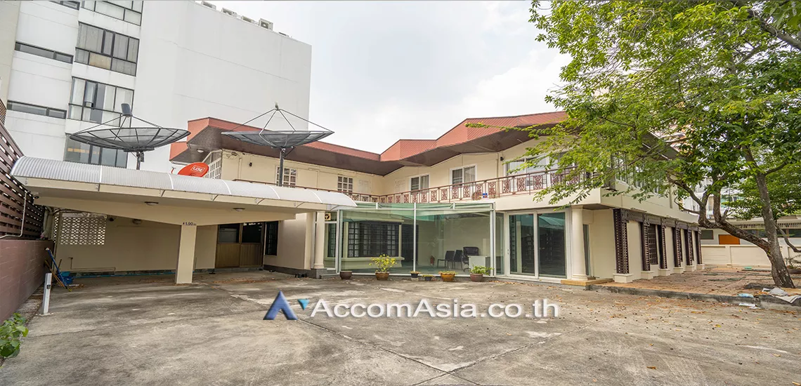 Home Office |  3 Bedrooms  House For Rent in Sukhumvit, Bangkok  near BTS Nana (AA11344)