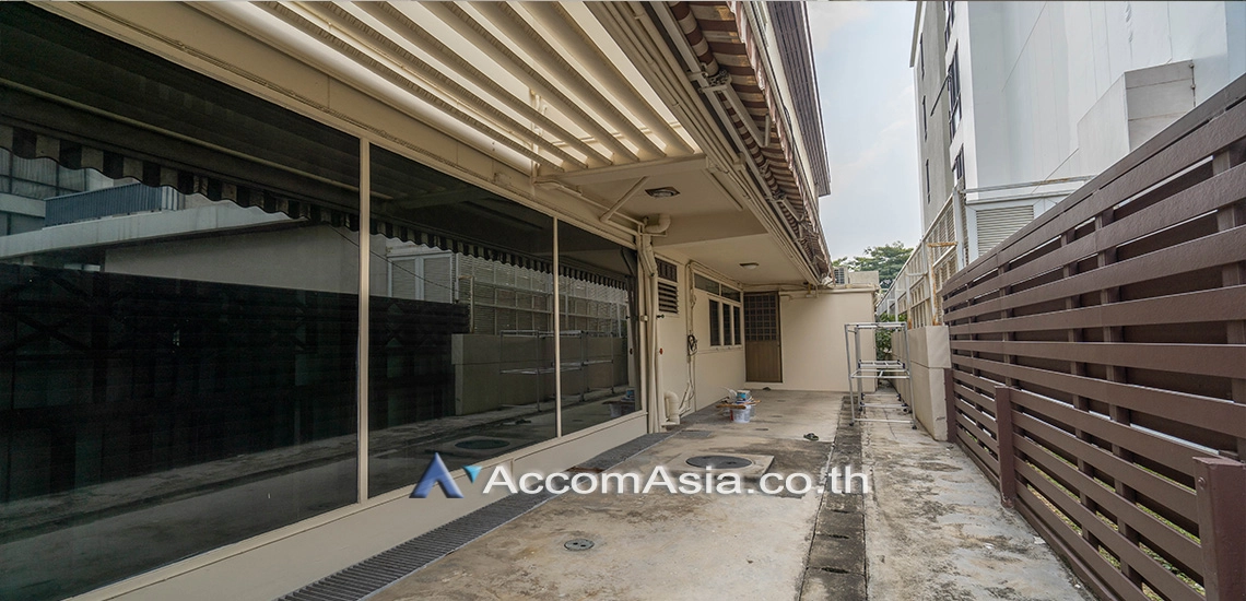 unitHome Office |  3 Bedrooms  House For Rent & Sale in Sukhumvit, Bangkok  near BTS Nana (AA11344)