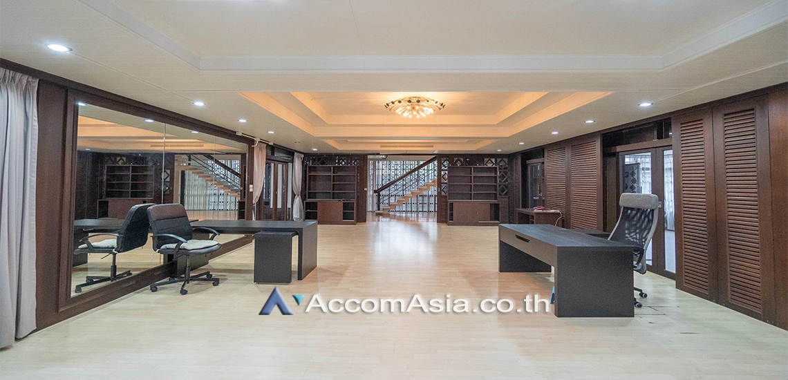 5  3 br House for rent and sale in Sukhumvit ,Bangkok BTS Nana AA11344