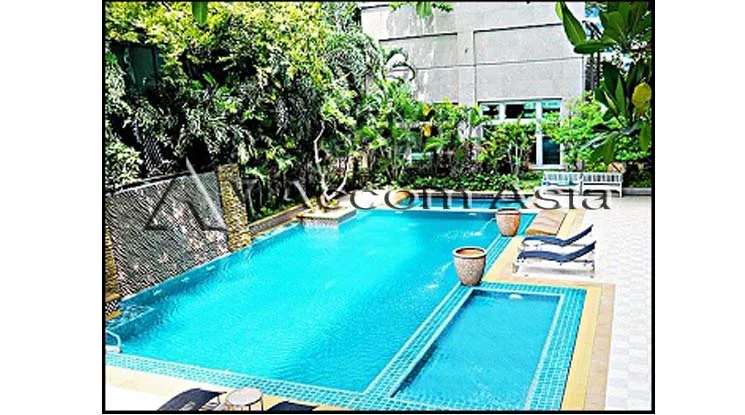  4 Bedrooms  Apartment For Rent in Ploenchit, Bangkok  near BTS Ploenchit (10266)