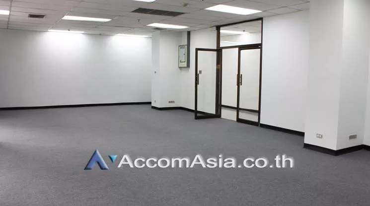 4  Office Space For Rent in Silom ,Bangkok BTS Sala Daeng at Kamolsukosol Building AA11373