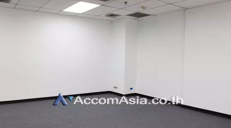  2  Office Space For Rent in Silom ,Bangkok BTS Sala Daeng at Kamolsukosol Building AA11373