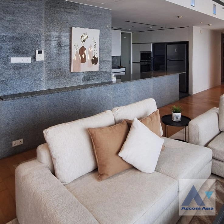 unitCondominium in the Sathorn area with an open-plan layout and city views ( AA11411 )