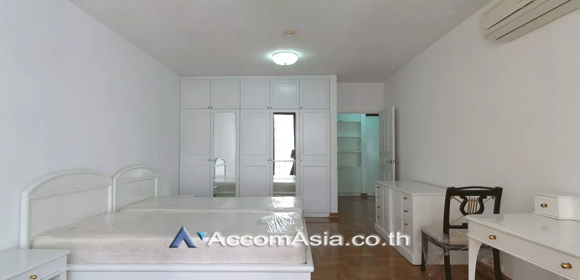 Pet friendly |  3 Bedrooms  Apartment For Rent in Ploenchit, Bangkok  near BTS Chitlom (AA11548)
