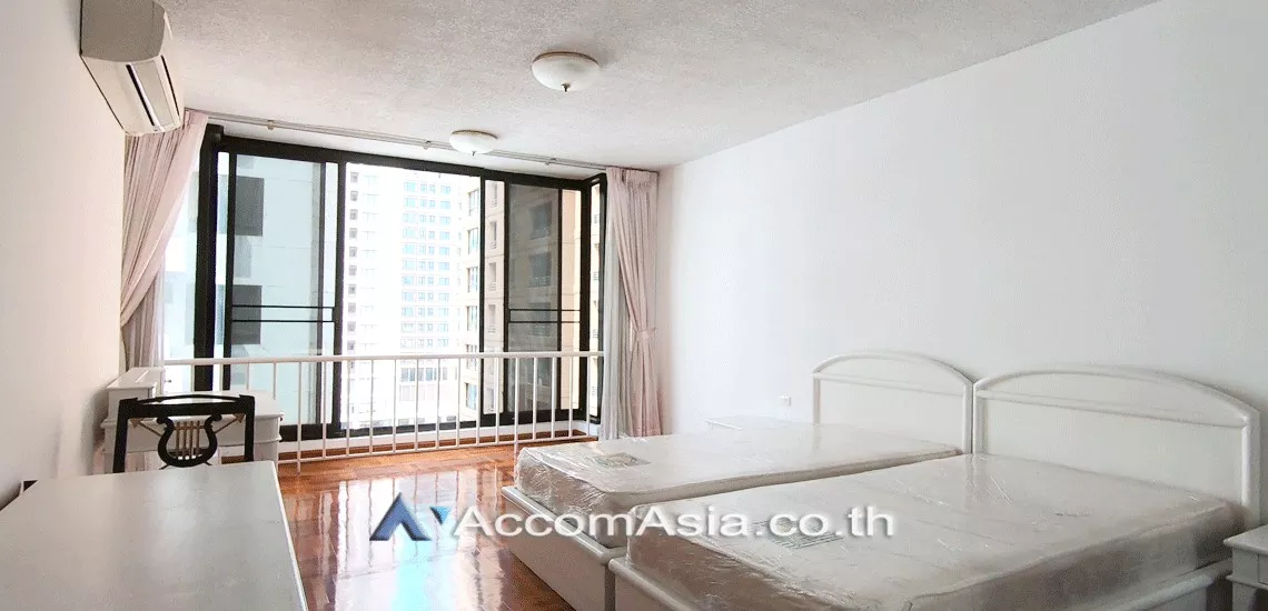 Pet friendly |  3 Bedrooms  Apartment For Rent in Ploenchit, Bangkok  near BTS Chitlom (AA11548)