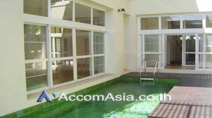  5 Bedrooms  House For Rent in Sukhumvit, Bangkok  near BTS Thong Lo (60053)