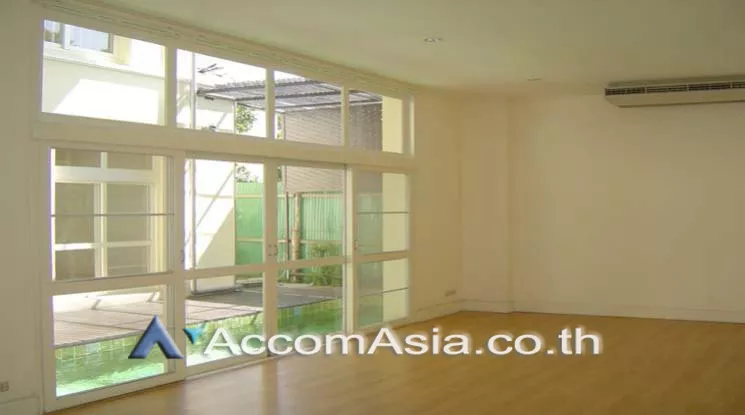  5 Bedrooms  House For Rent in Sukhumvit, Bangkok  near BTS Thong Lo (60053)