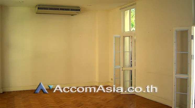 unitCommon Pool |  5 Bedrooms  House For Rent & Sale in Sukhumvit, Bangkok  near BTS Thong Lo (60053)