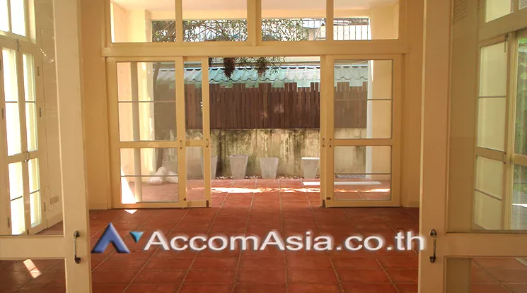 unitCommon Pool |  5 Bedrooms  House For Rent & Sale in Sukhumvit, Bangkok  near BTS Thong Lo (60053)